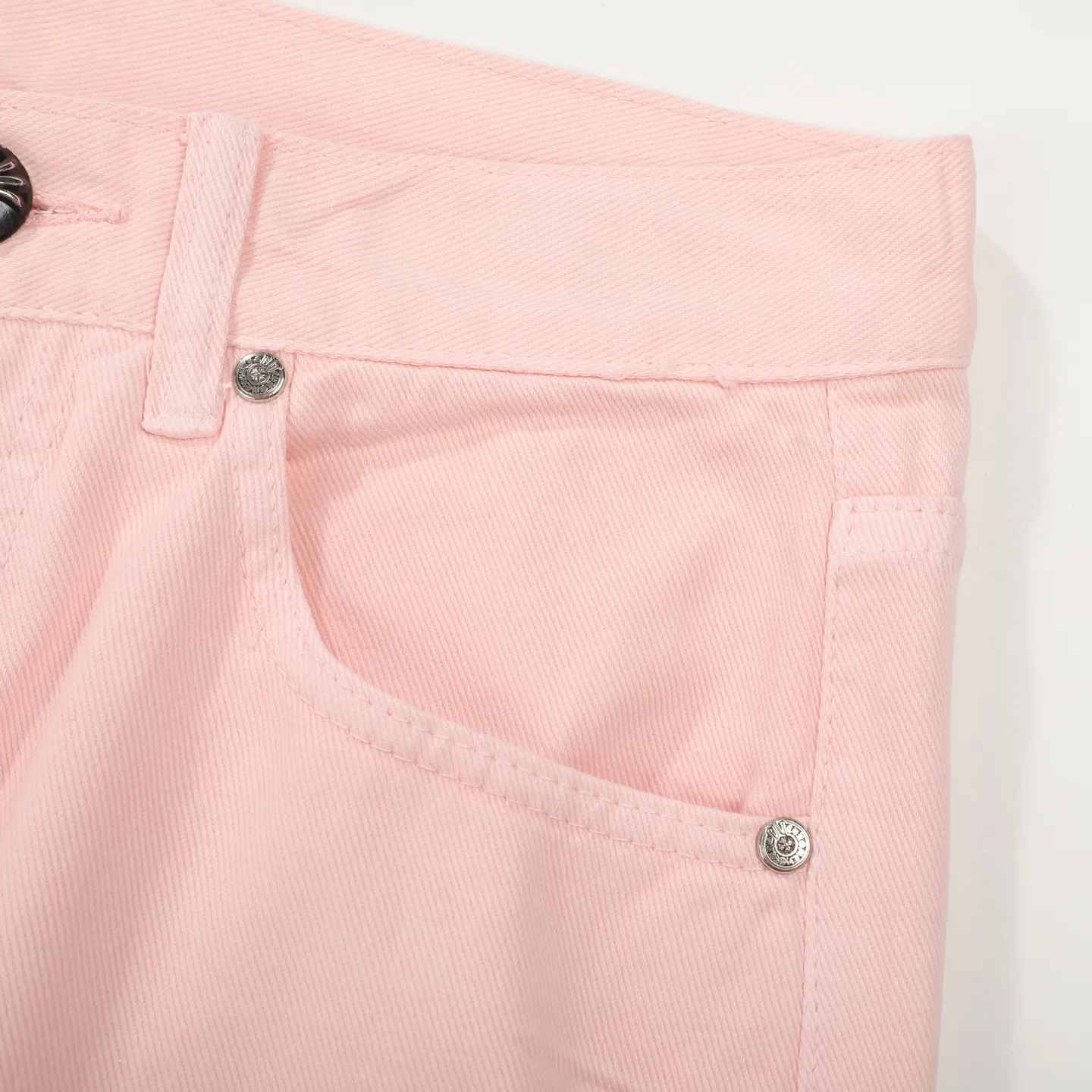 P260 Chrome hearts CH co-branded Drak Miami light pink jeans exude uninhibited personality and unique charm. Every wear and tear is carefully designed to present a unique artistic feel. Made of imported denim fabric, which has undergone heavy industrial washing and destruction treatment, the trousers show a super cool effect on the upper body, allowing you to dominate the fashion stage.  This is more than just a pair of jeans, it is an expression of attitude. With its unique design concept and ultimate pursuit of details, Croxin breaks traditional boundaries and defines the jeans trend in the new era. The trousers are made of double-layer woven fabric with customized hardware. Italian-made special cowhide is printed and cut. Custom-made sheepskin three-layer thick-line leather. The whole body is spliced ​​in heavy water washing. Craftsmen hand-splash ink. You can see the details. Three-dimensional cutting version. Loose and comfortable, not flattering. Makes taller and slimmer. Factory Seiko. Original quality control. Same style for men and women. Can be matched with couples. Versatile recommendation. Must-have jeans for all seasons. Color: light pink. Size: 28-30-32-34.